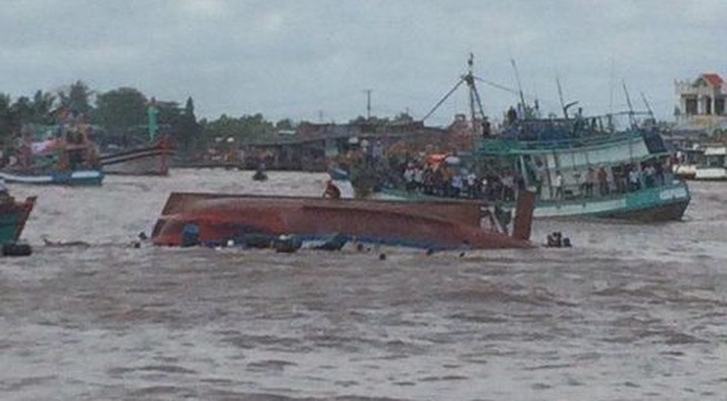 Boat capsizes, 2 killed