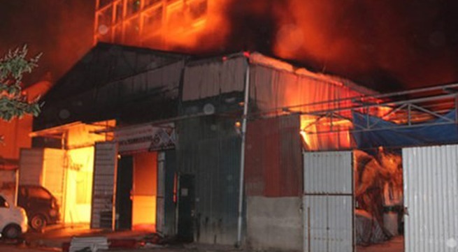 Fire destroys storehouse in HN’s Bắc Từ Liêm