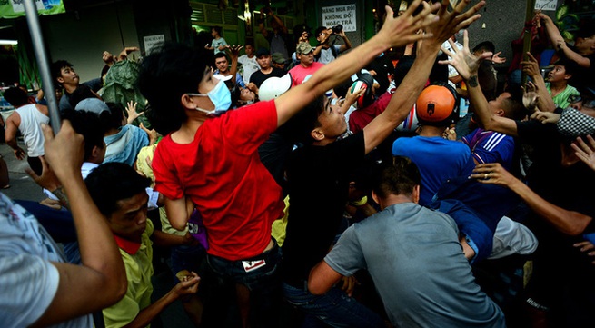 Chaos as hundreds battle to get gifts for the dead in HCM City