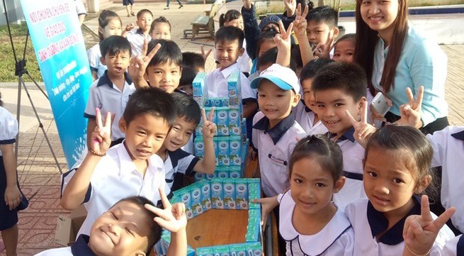 Bình Dương kids learn about nutrition, physical development