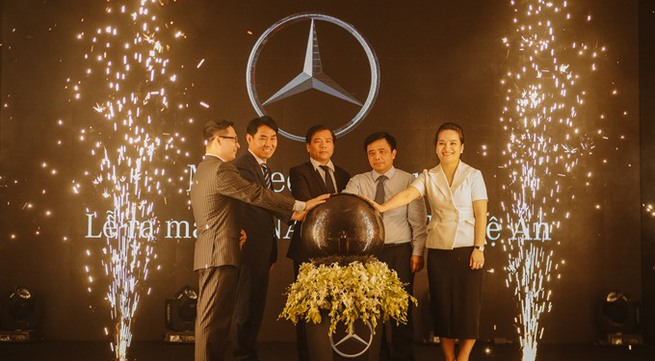 Mercedes-Benz go on sale in Vinh City