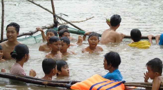 Coach trains kids to swim before the flood season