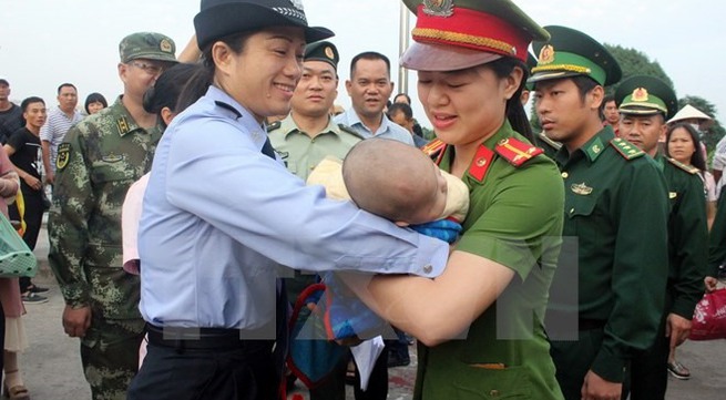 China hands over trafficked baby to Việt Nam