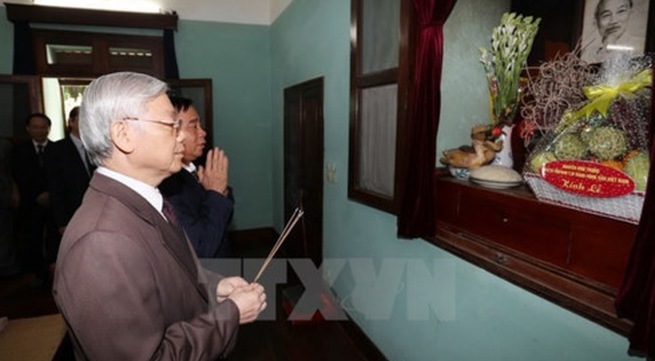 Party leader offers incense to late President Ho Chi Minh