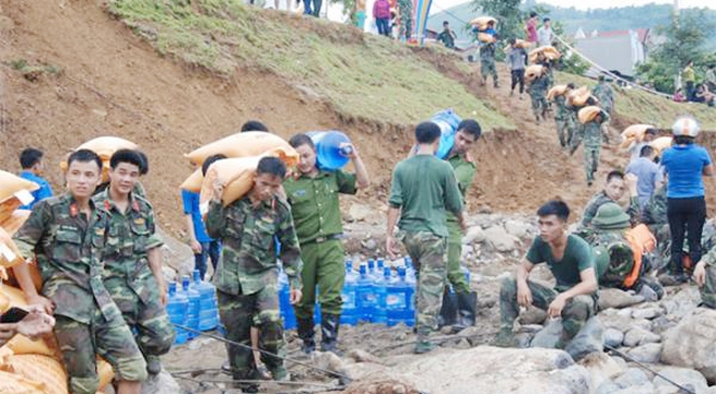 Soldiers provide support for flood-affected communes
