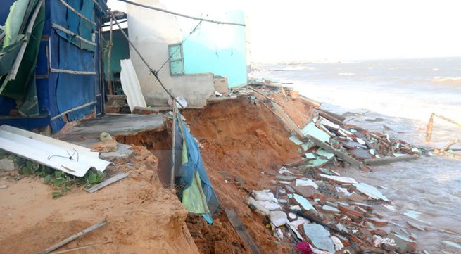Landslides causes houses to collapse in Binh Thuan