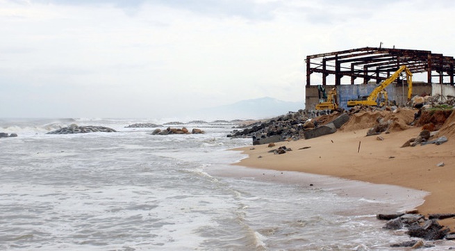 High tides ravage Phu Yen's coast