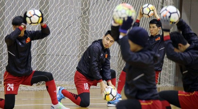 Vietnam's squad back to training indoor against heavy snow