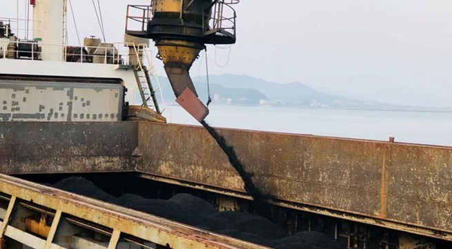 Cam Pha port handles first tonnes of coal on New Year day