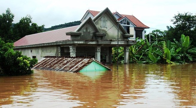 Quang Nam hands over flood-proof houses to affected families