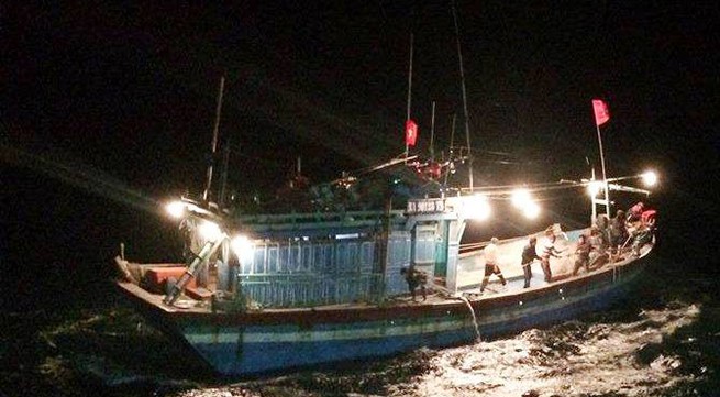 10 fishermen rescued