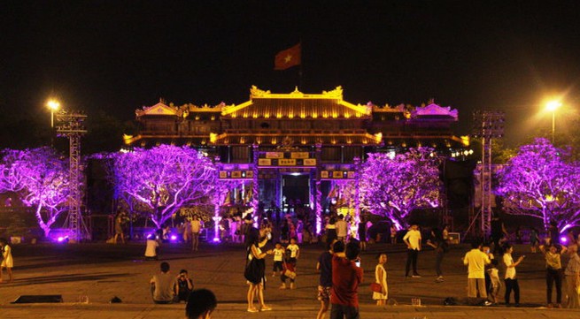 Hue imperial city night tours