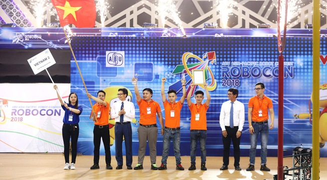 After breathtaking victory over China, Vietnam 2 team won ABU Robocon 2018 championship