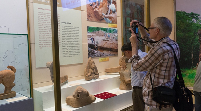 Vietnamese archaeological treasures introduced to public
