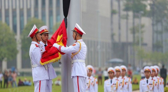 Flag-raising ceremony to pay tribute to the late General Secretary Do Muoi