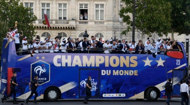 French fans give hero welcome to 'Les Bleus' World Cup champions