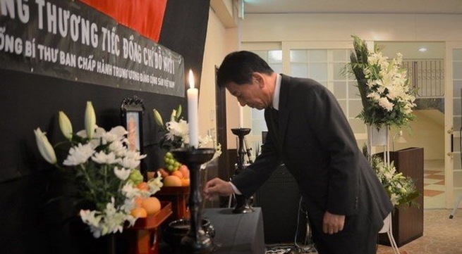 Foreign friends pay homage to former Party chief Do Muoi