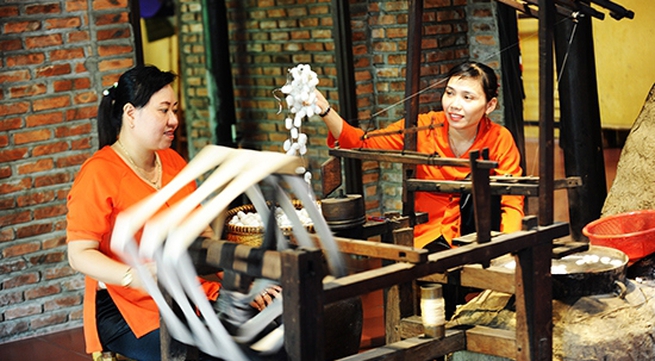 Vietnam, Japan honour traditional silk, brocade weaving