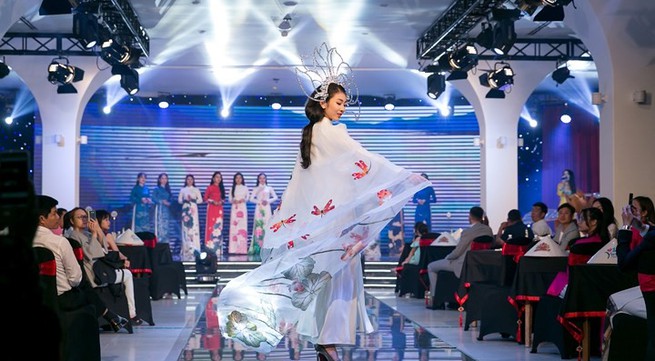 Áo dài fashion show held in Da Nang