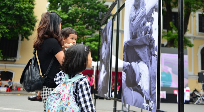 Photo exhibition on the moments of giving birth