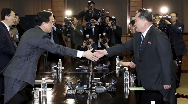 South Korean minister departs for the north to discuss summit