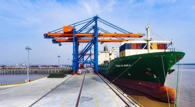 Nam Đình Vũ deep-water port begins operations