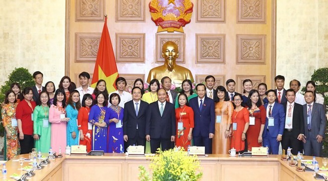 PM meets with Vietnamese educators