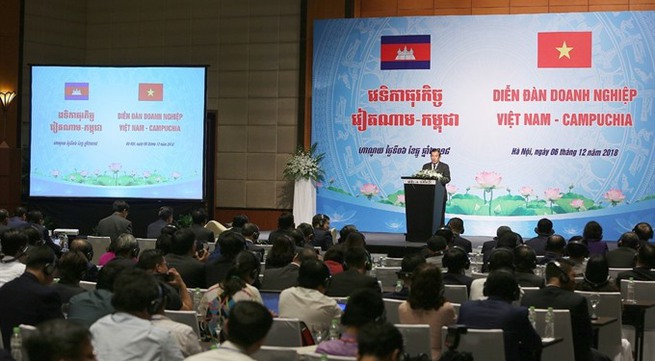 Việt Nam, Cambodia PMs attend business forum
