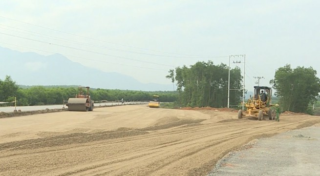 Speeding up construction of La Sơn - Tuý Loan highway