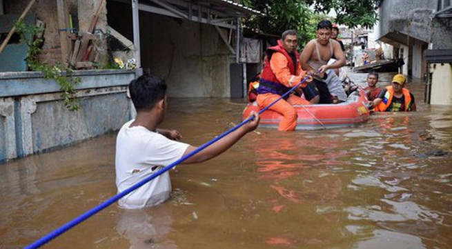 Thousands evacuated in Indonesian capital over floods