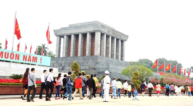 Thousands visit President Ho Chi Minh Mausoleum during Tet