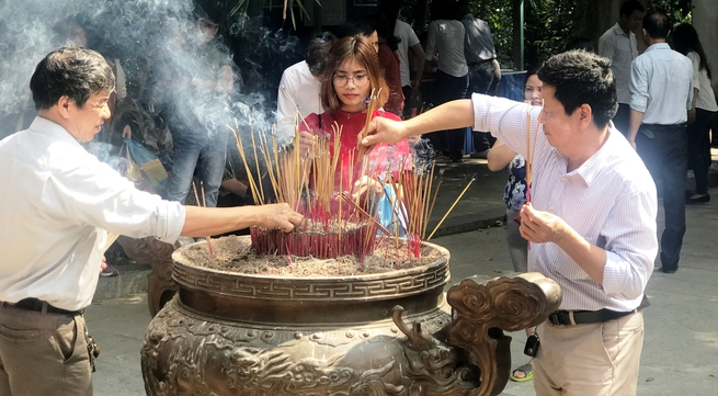 Over 30,000 visitors offer incense to commemorate Hung Kings during Tet