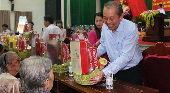 Leaders deliver Tet gifts to beneficiaries and the disadvantaged