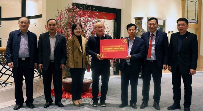 Vietnam head coach Park receives gift from PM ahead of return to RoK