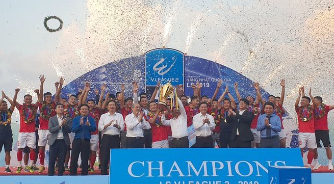 Hong Linh Ha Tinh officially lift First Division trophy