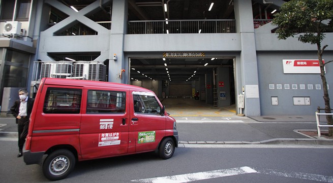 Japan tests driverless delivery car