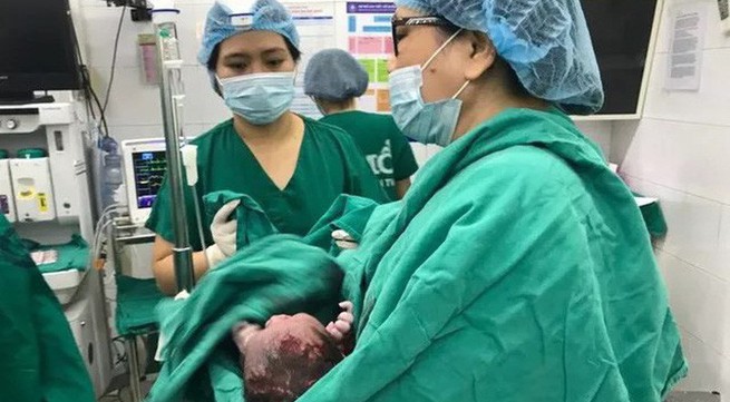 Giving birth using hysteroscopy
