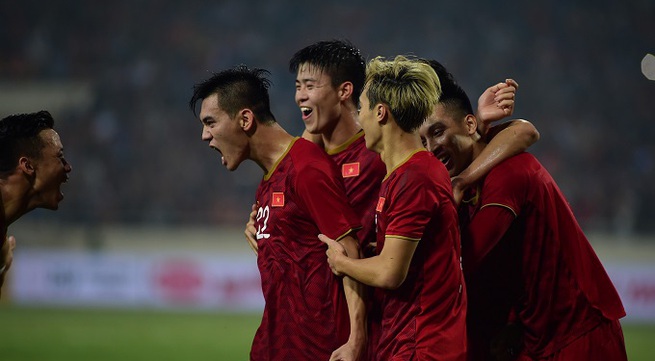 Nguyen Tien Linh scores as Vietnam edge past 10-man UAE