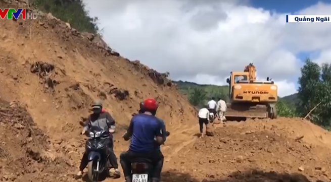 Quang Ngai clears roads after 2 consecutive storms
