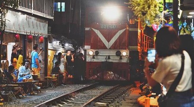 Hanoi urged to shut down café shops along railway tracks