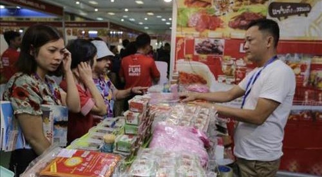Vietnam-Thailand shopping and cuisine fair opens in An Giang