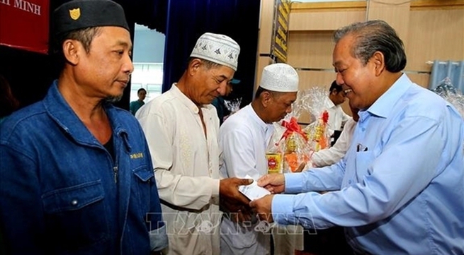 Deputy PM presents Tet gifts to policy beneficiaries, ethnic people