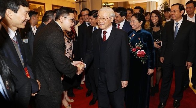Party, State leader welcomes back overseas Vietnamese for Tet