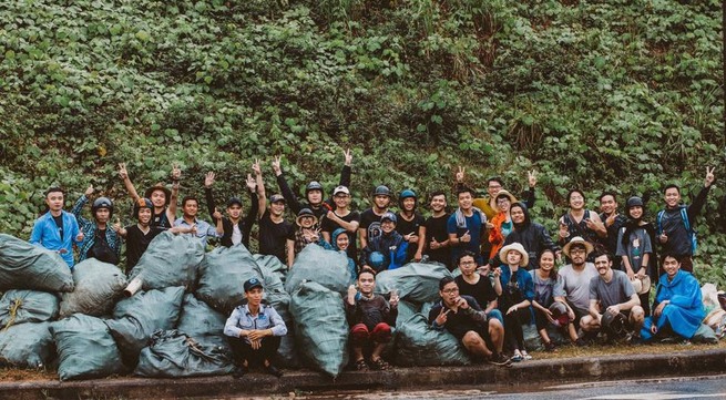 Da Nang youth work together to clean environment