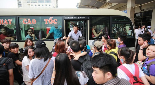 Bus stations crowded as people leave Hanoi for Hung Kings commemoration holiday