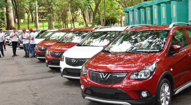 First Vietnamese cars handed over to customers