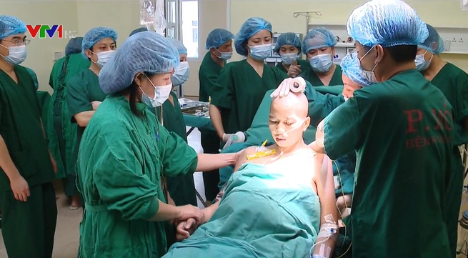 Vietnamese cancer woman risks life to give birth