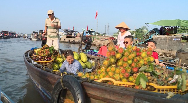 Cai Rang floating market festival takes place on the river