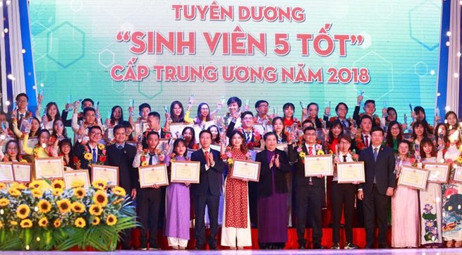 Outstanding students of 'Sinh Vien 5 Tot' movement honoured