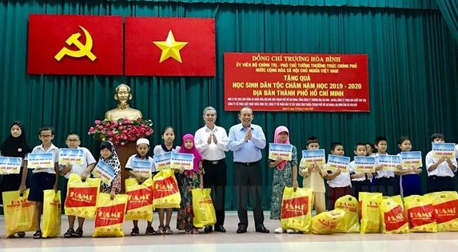 Deputy PM presents scholarships to disadvantaged Cham ethnic students